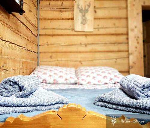 Una cama en una habitación con toallas. en Willa Blanca Zakopane, en Zakopane