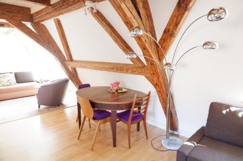 uma sala de jantar com uma mesa e um candeeiro de chão em Apartment Zentral im Herzen der Altstadt em Tübingen