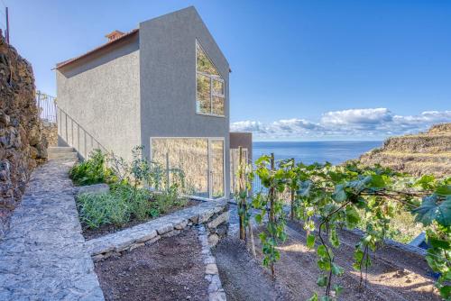 een huis met uitzicht op de oceaan bij Socalco Nature Calheta in Calheta