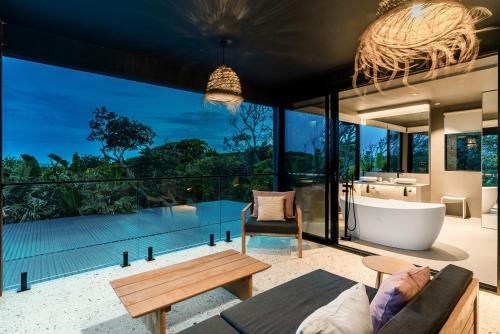 A piscina localizada em Ocean Suites Byron Bay ou nos arredores