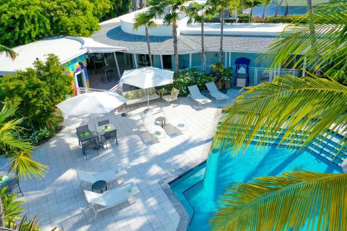 - une vue sur la piscine bordée de chaises et de parasols dans l'établissement Orchid Key Inn - Adults Only, à Key West