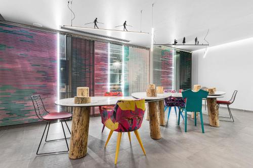 une salle à manger avec deux tables et des chaises dans l'établissement Marquise Suites - Adults Only, à Fira