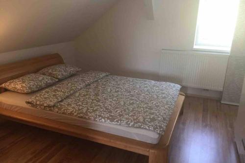 Łóżko w małym pokoju z oknem w obiekcie HAUS mit 3 Schlafzimmer und Garten w mieście Amstetten