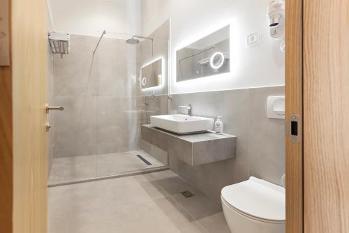 y baño con ducha, lavabo y aseo. en Kombinat Rooms City Center, en Novi Sad