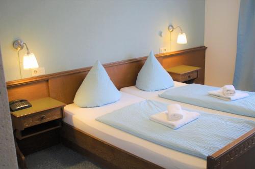 ein Zimmer mit 2 Betten und Handtüchern darauf in der Unterkunft Hotel Simonis Koblenz in Koblenz