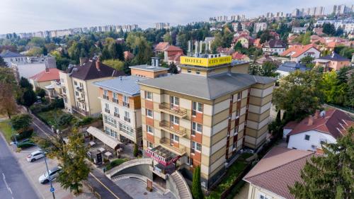 widok na budynek w mieście w obiekcie City Hotel Miskolc w Miszkolcu