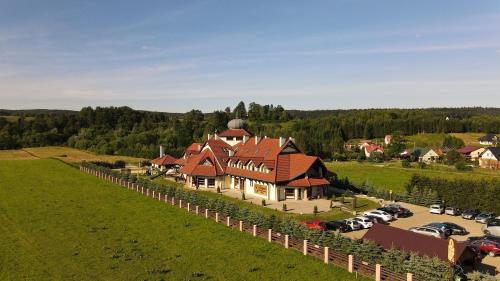 una vista aerea di una grande casa in un campo di Zajazd Bieszczadzka Ostoja a Ustrzyki Dolne