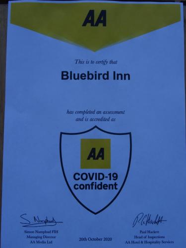 une étiquette pour une auberge à oiseaux bleus avec un bouclier dans l'établissement The Bluebird Inn at Samlesbury, à Preston