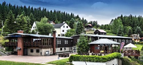 ein großes Gebäude inmitten eines Berges in der Unterkunft Hotel Emeran in Litvínov