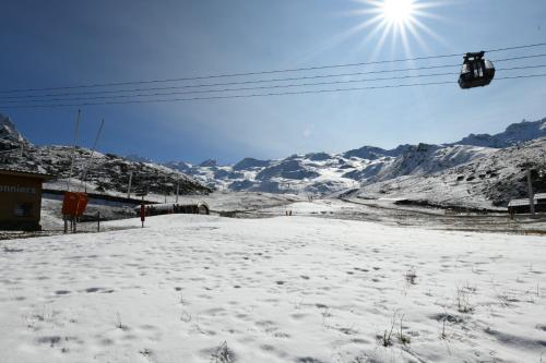 einen schneebedeckten Berg mit Skilift in der Unterkunft Val Thorens Temple of the Sun - ski in, ski out in Val Thorens