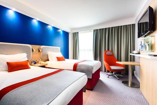 A bed or beds in a room at Holiday Inn Express Portsmouth Gunwharf Quays, an IHG Hotel