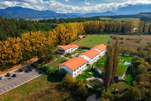 vista aerea di un edificio con tetti arancioni di Wolkendorf Bio Hotel & Spa a Braşov