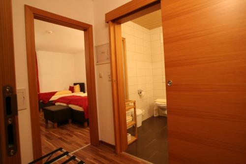 une porte menant à une chambre dans l'établissement Hotel Engl, à Innsbruck