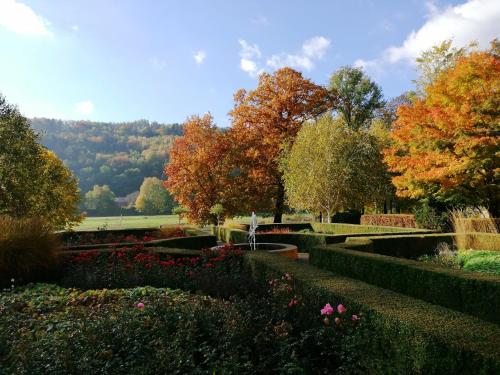 Aed väljaspool majutusasutust Parkhotel Bad Schandau mit SPA