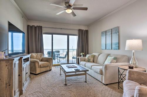 salon z kanapą i telewizorem w obiekcie Sunny Beachfront Biloxi Condo with Resort Amenities! w mieście Biloxi