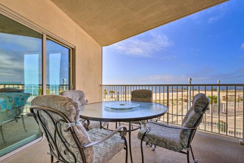 jadalnia ze stołem i krzesłami na balkonie w obiekcie Sunny Beachfront Biloxi Condo with Resort Amenities! w mieście Biloxi