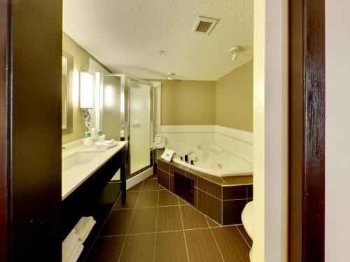 Kamar mandi di Holiday Inn Express Hotel & Suites - Edmonton International Airport by IHG