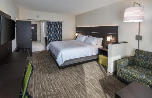 Holiday Inn Express & Suites - Saskatoon East - University, an IHG Hotel 객실 침대