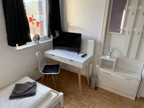 TV a/nebo společenská místnost v ubytování AschaffApartment 4 Schlafzimmer bis 10 Personen bei Aschaffenburg