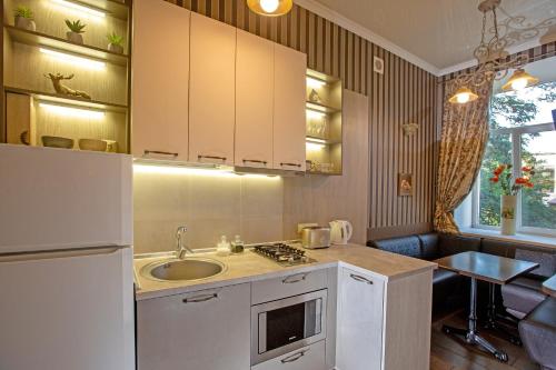 een keuken met een wastafel en een aanrecht bij City Garden Apartments in Odessa