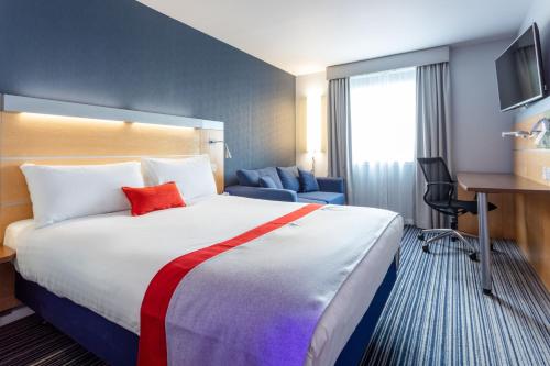 เตียงในห้องที่ Holiday Inn Express Dunfermline, an IHG Hotel