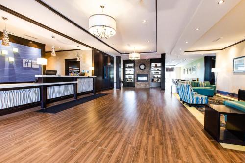 טלויזיה ו/או מרכז בידור ב-Holiday Inn Express & Suites Spruce Grove - Stony Plain, an IHG Hotel