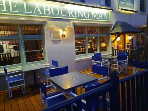 Restaurant o un lloc per menjar a The Labouring Man