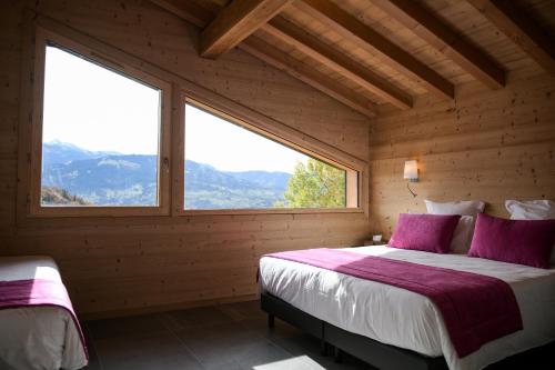 1 dormitorio con cama y ventana grande en Le Mazot d'la Marmotte T3, en Passy