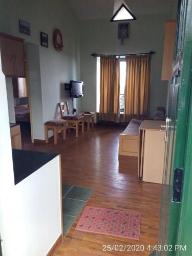 Кухня или мини-кухня в kamalam Guest House Kodai
