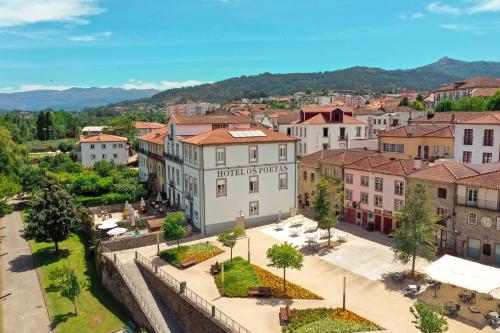 une vue aérienne sur une ville avec des bâtiments dans l'établissement Hotel Os Poetas, à Ponte da Barca