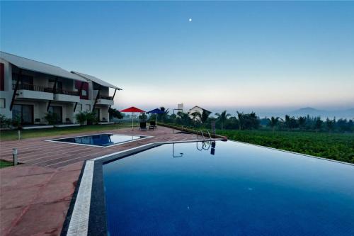 A piscina localizada em Regenta Resort Soma Vine Village Nashik ou nos arredores