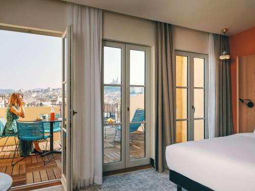 Mercure Marseille Canebière Vieux-Port房間的床