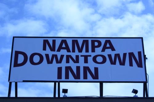 een bord met de tekst namiapaownimimumimumimumimumimumimumimumimum bij Nampa Downtown Inn in Nampa