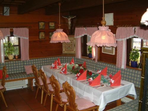 Un restaurant u otro lugar para comer en Pension St. Georg mit Moststüberl