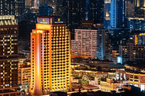 un bâtiment éclairé dans une ville la nuit dans l'établissement Millennium Harbourview Hotel Xiamen-Near Metro Station & Zhongshan Road, à Xiamen