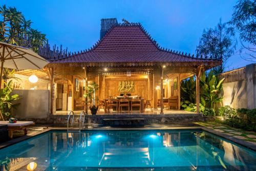 PNB Bali Villas में या उसके करीब स्विमिंग पूल