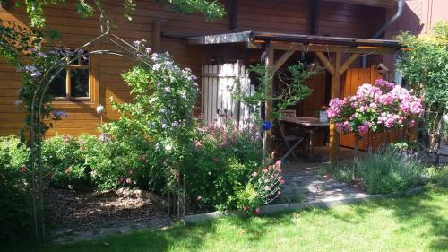 een tuin met bloemen voor een huis bij Reuken - Fewo Zum Emslotsen in Emden