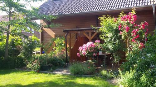 een huis met een bos bloemen in de tuin bij Reuken - Fewo Zum Emslotsen in Emden