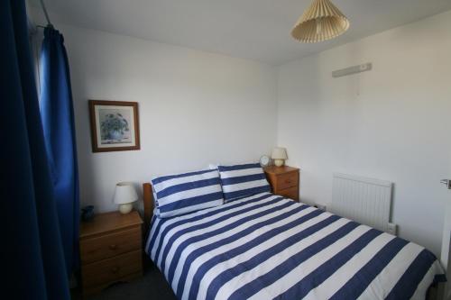 Cama ou camas em um quarto em Freshwater Bay Holiday Cottages