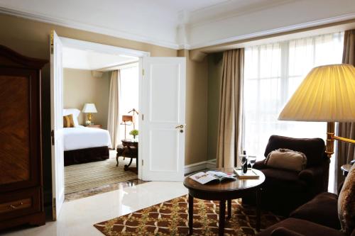 A bed or beds in a room at Hotel Gran Mahakam