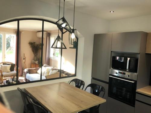 Una cocina o kitchenette en Jolie villa à Grasse quartier Saint Antoine