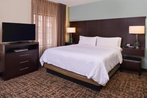 Katil atau katil-katil dalam bilik di Staybridge Suites Indianapolis-Fishers, an IHG Hotel