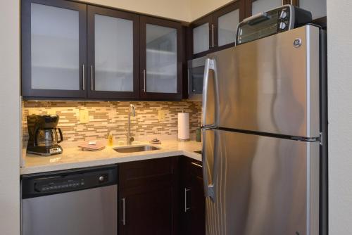 Dapur atau dapur kecil di Staybridge Suites Indianapolis-Fishers, an IHG Hotel