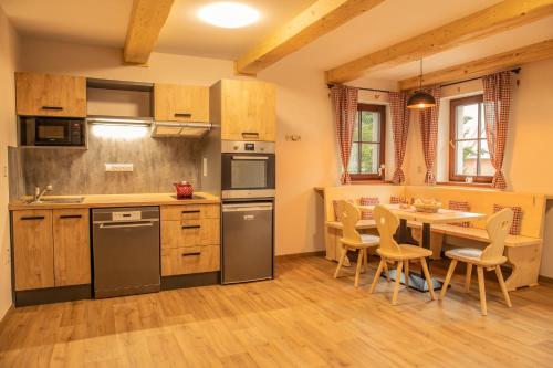 eine Küche mit einem Tisch und Stühlen in der Unterkunft Apartmány Kůlna in Boží Dar