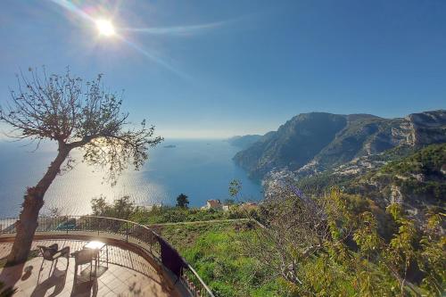 una vista sulla costa amalfi da una scogliera di Villa Casola B&B a Positano