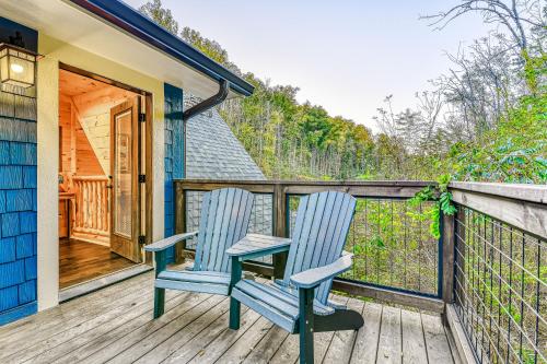 due sedie sul ponte di una casa blu di The Blue Spruce a Gatlinburg