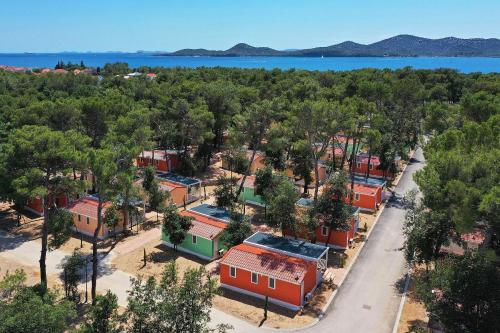 uma vista aérea de uma pequena cidade com árvores em Camping Park Soline em Biograd na Moru