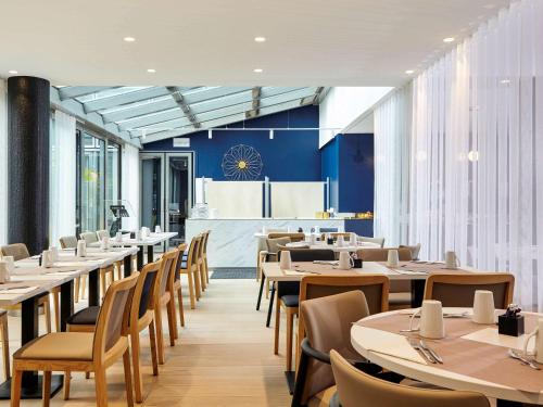 Un restaurant u otro lugar para comer en Mercure Paris la Défense Grande Arche