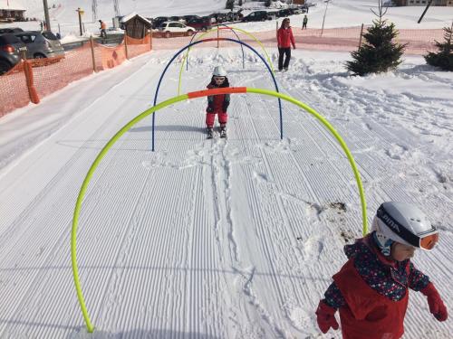 Un paio di bambini stanno sciando nella neve di Rest. Beaver Creek Ranch a Rothenthurm