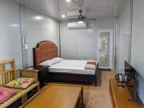 een slaapkamer met een bed, een tafel en een bank bij Private Rooms with International Airport View in New Delhi